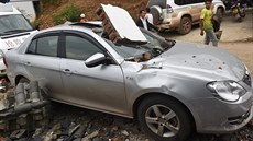 Zniené auto po zemtesení v ín (4. srpna 2014).