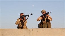 Kurdtí pemergové drí pozice ped Irbílem bhem leteckého bombadování...