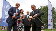 Odemknutí stavby. P�i slavnostním zahájení stavby obchvatu T�ince nahradil...