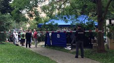 Policisté na�li v ulici Pr�b�ná mrtvé dít� v kontejneru.