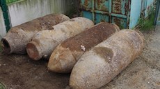 Pumy jsou n�mecké výroby z 2. sv�tové války, ka�dá z nich vá�ila �tvrt tuny.