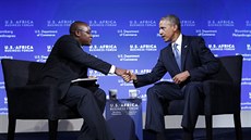 Americký prezident Barack Obama si potásá rukou s úspným podnikatelem ze...