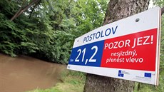 Znaení na jednom jezu u Postolova vyzývá k penáení na patnou stranu.