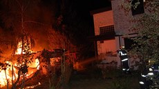 P�i no�ním po�áru v�elína p�i�el majitel o 25 v�elstev.