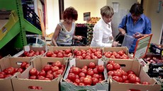 �eny vybírají z nizozemských raj�at v supermarketu v centru Moskvy. (7. srpna...