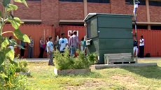 Malý kontejner s �obytnou� plochou t�i metry �tvere�ní se prom�nil na malý...