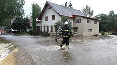 Voda zaplavila silnici v obci K�i�ánky.