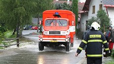 Voda zaplavila silnici v obci Kiánky.