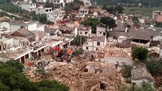 Následky zemtesení v okrese Lu-tien na jihu íny (3. 8. 2014)