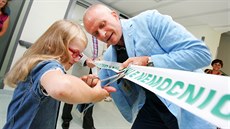 U st�íhání pásky pomáhal malé pacientce o�ního odd�lení Iv� �perlové...