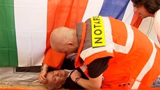 Slzy v o�ích, to je�t� nic není. Ale k�e�e v �aludku umí být tvrdé.