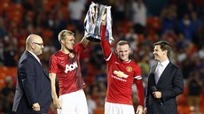 Fotbalisté Manchesteru zase vyhrávají.  Darren Fletcher (vlevo) a Wayne Rooney...