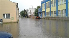 Voda v ulicích Ústí nad Orlicí po nedělní odpolední bouřce.