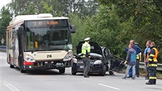 Nehoda autobusu MHD a osobního auta v Helenín na okraji Jihlavy.