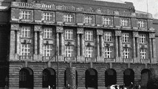Filozofická fakulta Univerzity Karlovy (z obálky knihy S minulostí zú�tujeme)