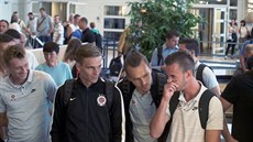 Sparťanští fotbalisté čekají na letišti v Malmö na zavazadla. Zleva: Ladislav...