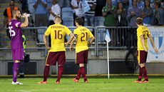 Zklamaní sparťanští fotbalisté po vyřazení ve 3. předkole Ligy mistrů