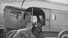 Marie Curie ve své pojízdné rentgenologické stanici.