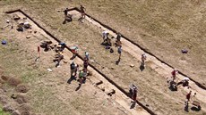Archeologové ve Vojenicích na Rychnovsku nali pohebit se stovkami hrob.