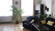 Pvodní obývací pokoj se zazdnými dvemi do jednoho ze sousedících pokoj