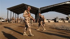 Kurdtí vojáci ped kontrolním stanovitm u iráckého Irbílu (8. srpna 2014)