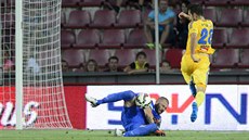 Sparanský gólman David Biík v lee zasahuje ped Harisem Harbou z Jihlavy.