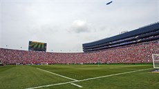 Plné ochozy na stadionu v Ann Arbor pihlíejí utkání Manchesteru United a...