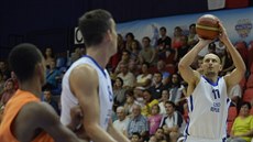 eský basketbalista Lubo Barto stílí na nizozemský ko.