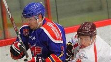 Dan Rika (vlevo) z eských Budjovic a David Dvoáek ze Sparty bhem...