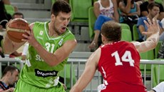 Matej Kru�i� v zeleném slovinském dresu b�hem utkání se Srbskem.