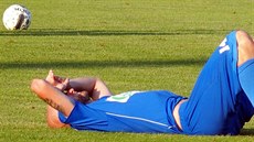 Ústecký fotbalista Tomáš Smola leží na trávníku během zápasu se Znojmem.