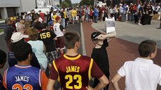 FRONTA NA LEBRONA. Fanouci Clevelandu míí na setkání s LeBronem Jamesem.