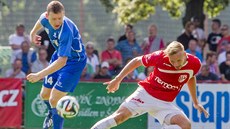 Pardubický Ji�í Bederka (vpravo) v souboji o mí� s hrá�em Vla�imi