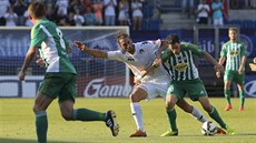 Jakub Rada (v zelenobílém) z Bohemians a Libor Do�ek ze Slovácka v p�etla�ované...