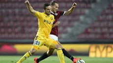 Haris Harba z Jihlavy (vlevo) a Ond�ej �vejdík ze Sparty bojují o mí�.