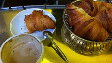 Typická snídan Paíana - croissant namáený do kafe