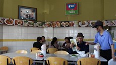 Prezidentská jídelna v Saigonu, kde se zastavil Bill Clinton a tradiní nudle...