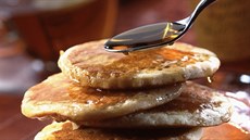 Jedna z variant americké snídan� - lívance polité javorovým sirupem