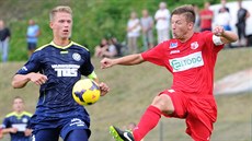 Varnsdorfský fotbalista Jan Filip (vlevo) bojuje o míč proti Janu Martykánovi z...