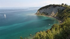 Z osmdesát metr vysokého útesu ve Strunjanském pírodním parku je moné sejít...