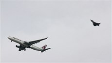 Stíhaka RAF doprovodila na letit v Manchesteru airbus spolenosti Qatar...