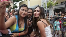 Megan Foxová s fanouky na premiée filmu elvy Ninja (Los Angeles, 3. srpna...