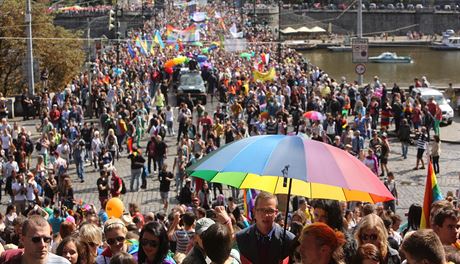 Úastníci pochodu Prague Pride na echov most (16. ervence 2014)