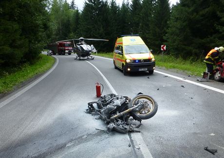 Na silnici ve Starých Hamrech se v nedli srazil motorká se dvma osobními...