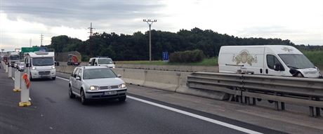 Na dálnici D1 se po nehod tvoí kolony (ilustraní foto)