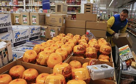 Z regál v ruských obchodech mizí západní potraviny. Na snímku ruský etzec...