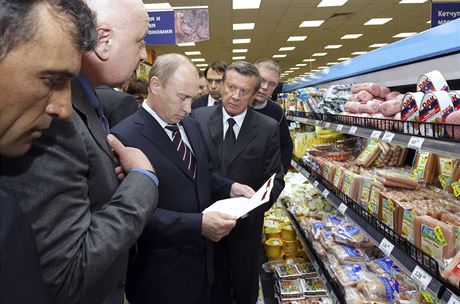 Prezident Vladimir Putin navtívil po uvalení sankcí moskevský obchod s...