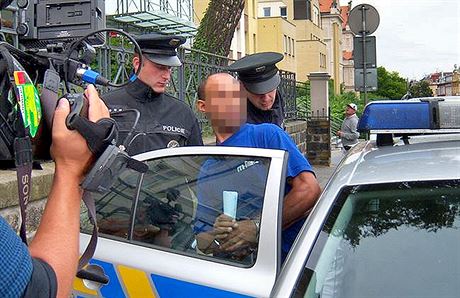 Policisté odváejí tiatyicetiletého mue z Jáchymova od soudu do vazby.