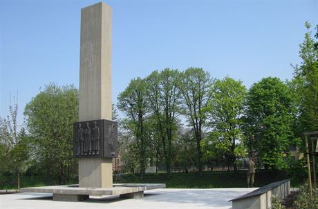 Památník stojí na míst bývalého nacistického zajateckého tábora poblí...