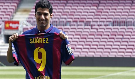 Luis Suárez pózuje na Camp Nou s dresem Barcelony.